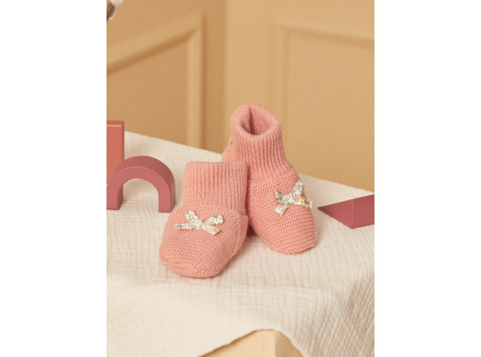 Chaussons de naissance rose poudré