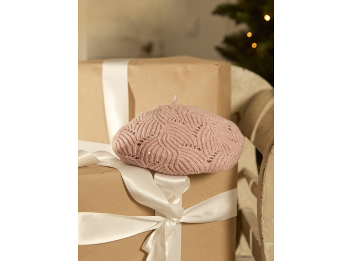 Bonnet en maille type béret avec des sequins dans le fil
