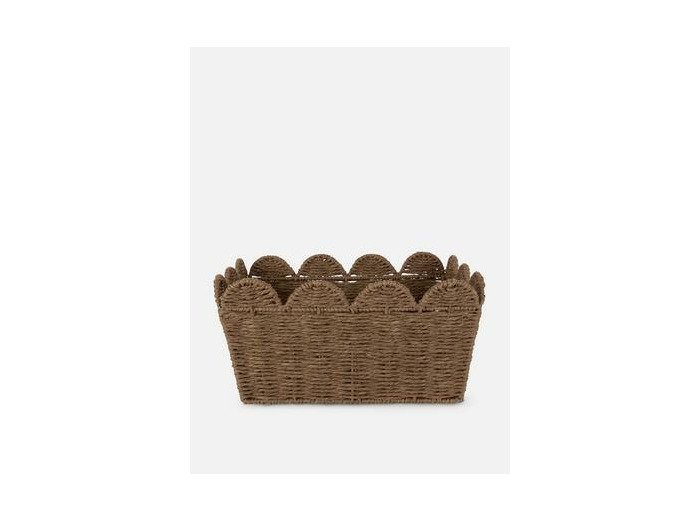 Panier tressé à bords festonnés