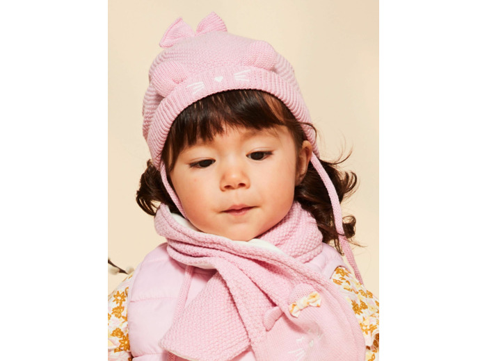 Bonnet rose en tricot avec oreilles 3D