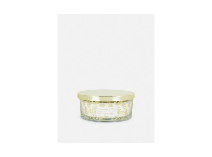 Bougie parfumée à trois mèches dans un pot automnal